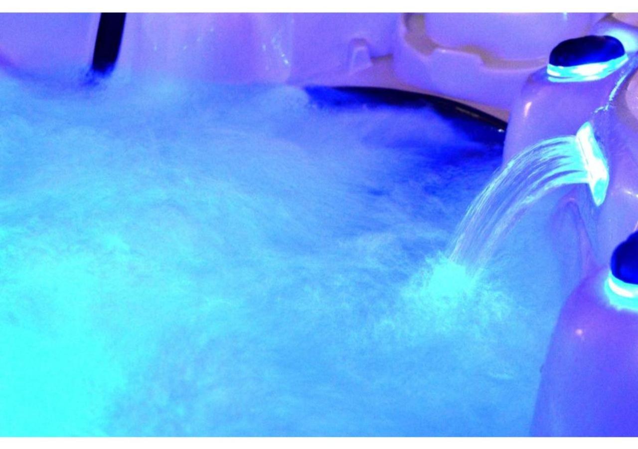 Sunny Deluxe Jacuzzi * Peran Triovasalos
