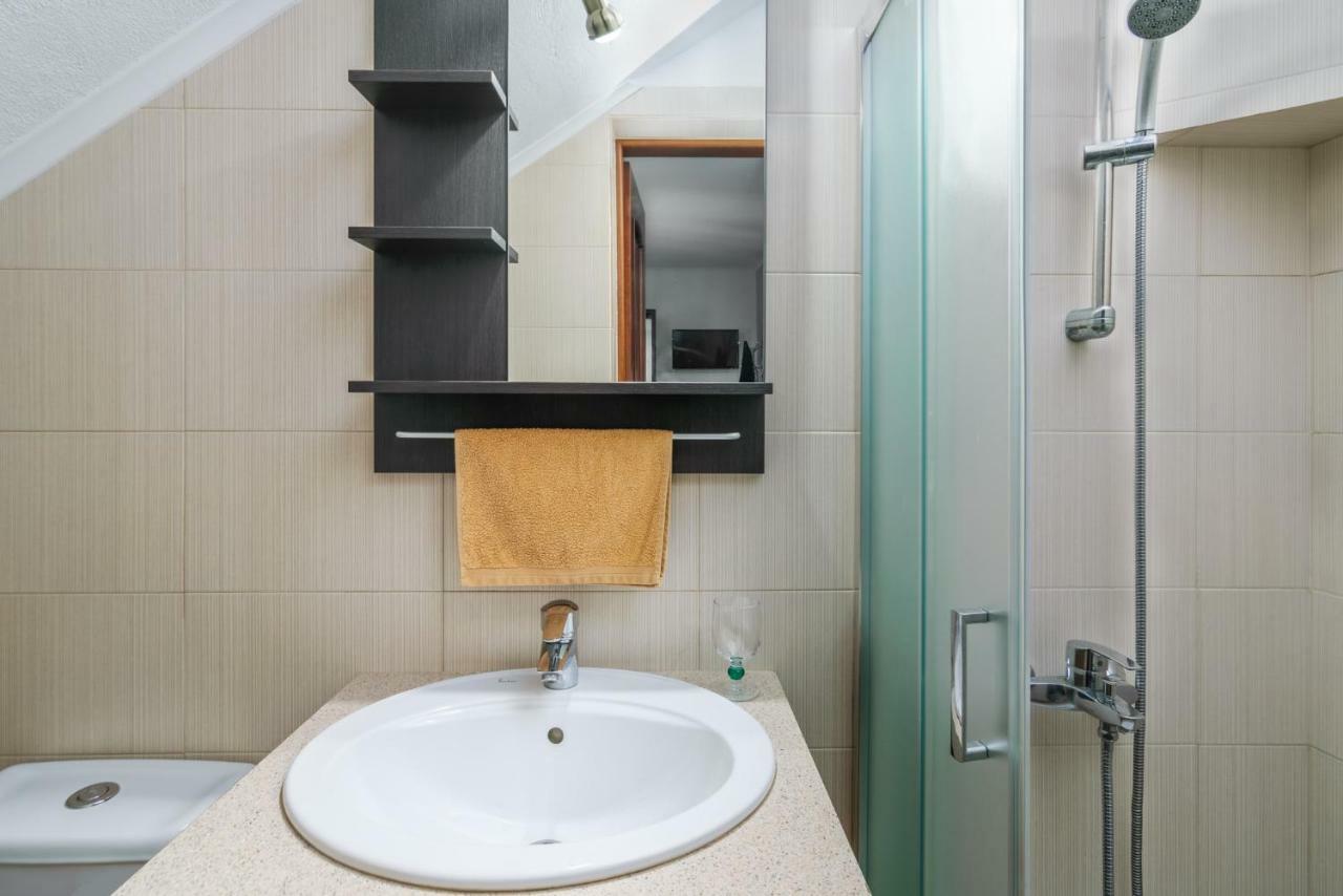 Sunny Deluxe Jacuzzi Apartment *